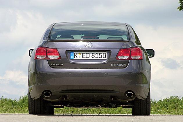 Aus den zwei Auspuffrohren kommt weniger Kohlendioxid als etwa beim 314 PS starken E 420 CDI