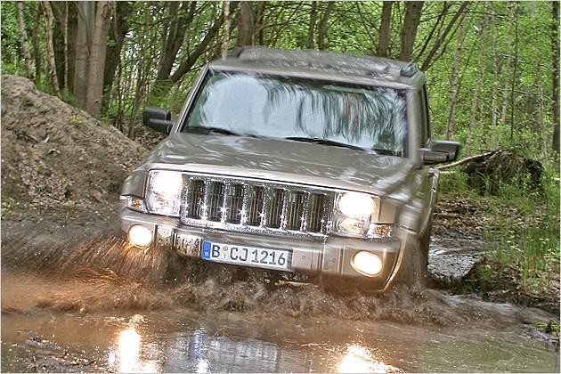 Der große Jeep meistert auch schwierige Geländeaufgaben