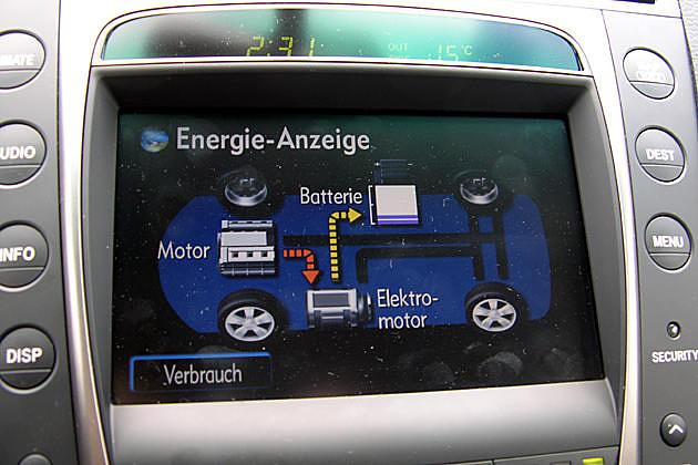 Wenn die Batterie schwach wird, so wird sie vom Motor wieder aufgeladen
