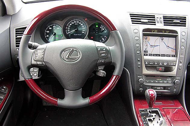 Cockpit: Das Holz-Leder-Lenkrad und das Navigationssystem sind Serie bei der Luxury Line