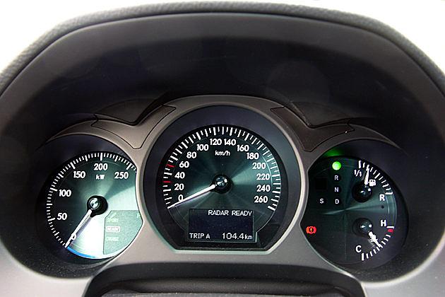 Instrumente: Wie immer bei Lexus in elektrochromatischer Optitron-Technik