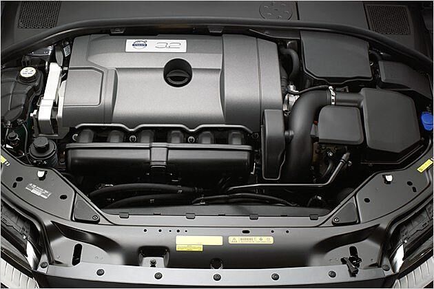 Der neue 3,2-Liter-Reihensechszylinder wurde vorn quer eingebaut