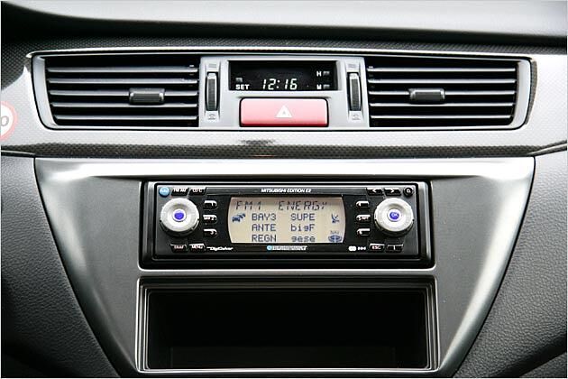 Die zwei DIN-Schächte lassen sich für gut für diverse Elektronik nutzen