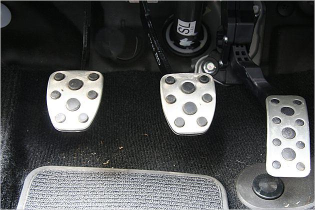 Rallye-Sport: Aluminium-Pedale mit Gummi-Rutschsicherungen