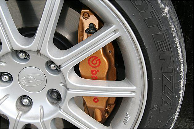 Vorderrad mit riesiger Brembo-Bremse und slickähnlicher Sportbereifung