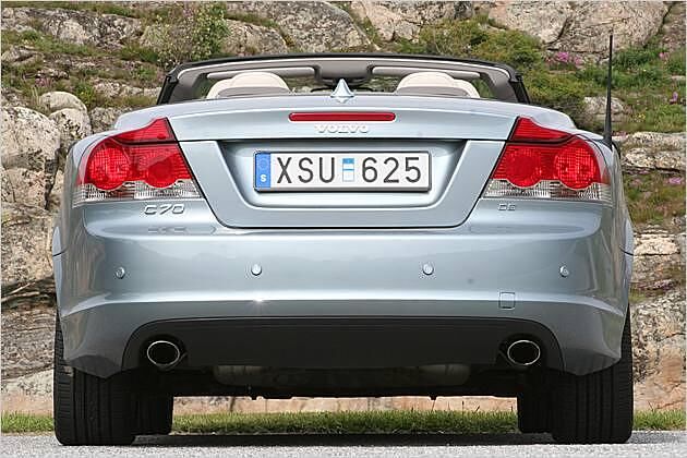 Auch das Diesel-Heck hat zwei große Auspuffrohre