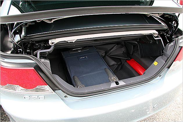 Das Hardtop klappt ein wenig hoch, und der Zugang ist frei