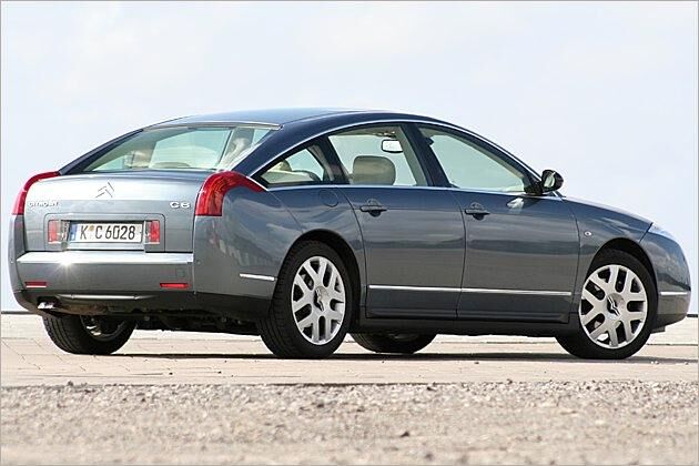 Serienmäßig rollt der V6 HDI 205 Biturbo auf 18-Zoll-Rädern