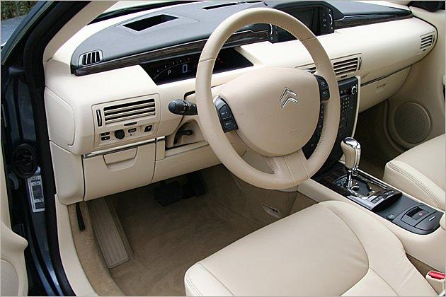 Elegant, luxuriös und funktional: Das Cockpit des C6