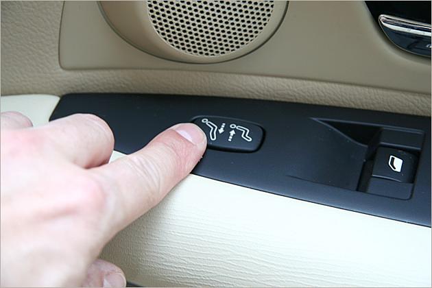 Per Knopfdruck lassen sich außerdem die Fondsitze in Fahrzeuglänge verstellen