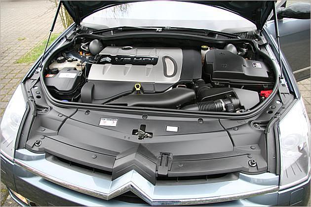 Angenehm kultiviert und druckvoll arbeitet der V6-Diesel im C6