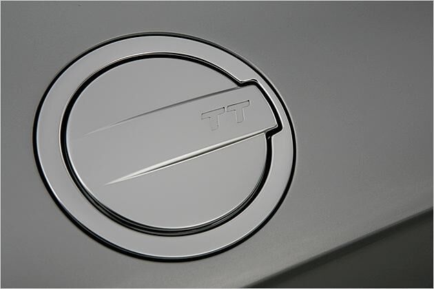 Selbst der Tankdeckel trägt das TT-Logo