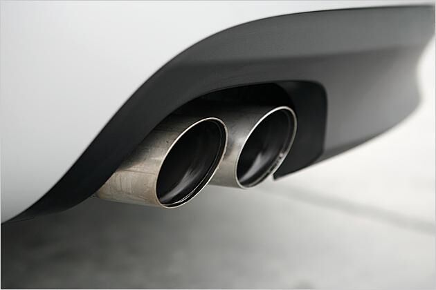 Das Abgas des 2.0-TFSI-Motors wird in zwei nebeneinander liegenden Rohren entsorgt