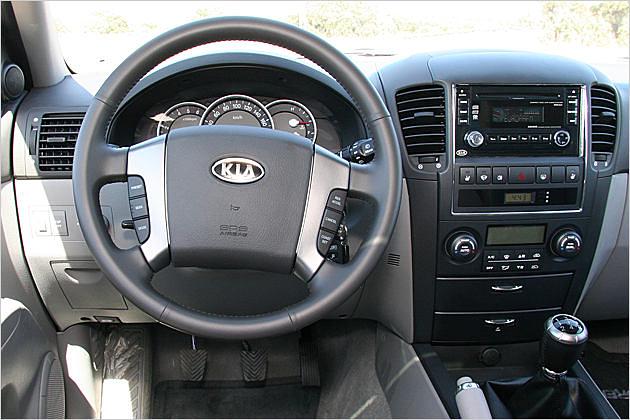 Sorento-Cockpit: Spartanische Optik, aber alles vorhanden, was man braucht