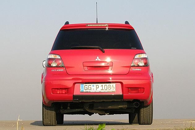 Ein einziges Endrohr: Der Outlander Turbo protzt nicht mit seiner Kraft