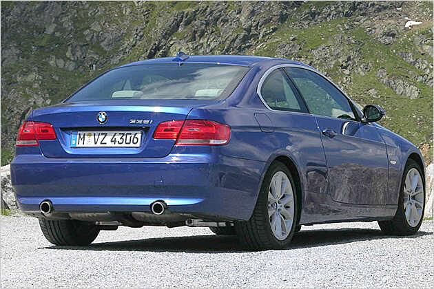 Die Schulterlinie streckt das Coupé optisch in die Länge