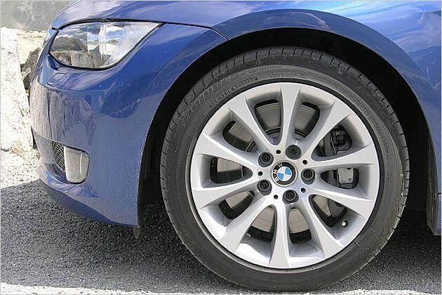 348 Millimeter große Bremsen bedingen 17-Zoll-Räder