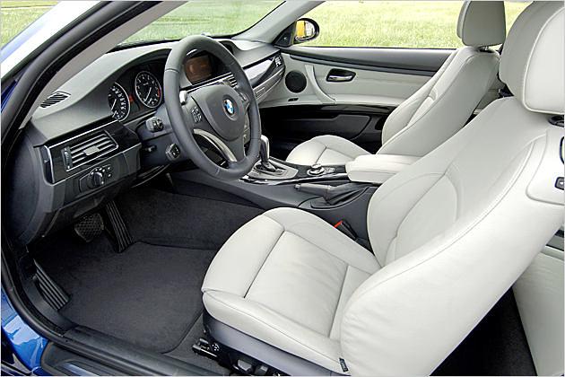 Die Sitze sind im Vergleich zur Limousine tiefer und weiter hinten montiert