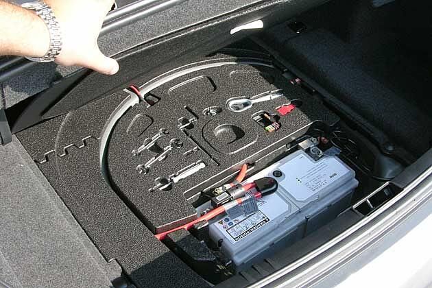 Batterie und Werkzeug unterm Kofferraumboden
