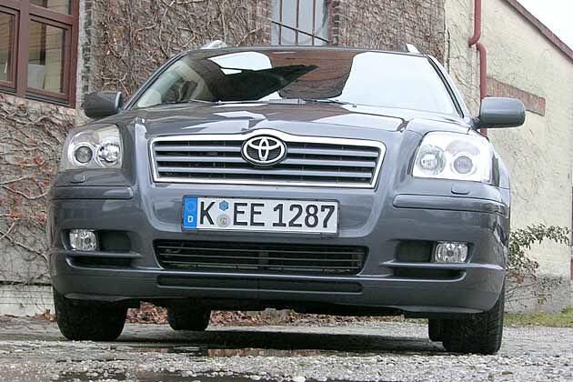 Executive-Modelle des Jahrgangs 2007 haben einen dunkelgrauen Kühlergrill mit Chromumrandung