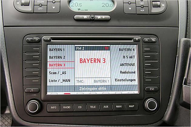 Gespeicherte Radio-Sender werden über die Multifunktionstasten an der Seite aufgerufen