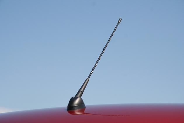 Mit seiner Stabantenne ständig auf Empfang: Der Suzuki Swift 1.3