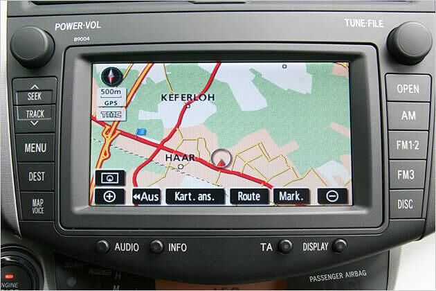 Der Navi-Touchscreen wartet wahlweise mit hübscher Grafik oder Fingerabdrücken auf