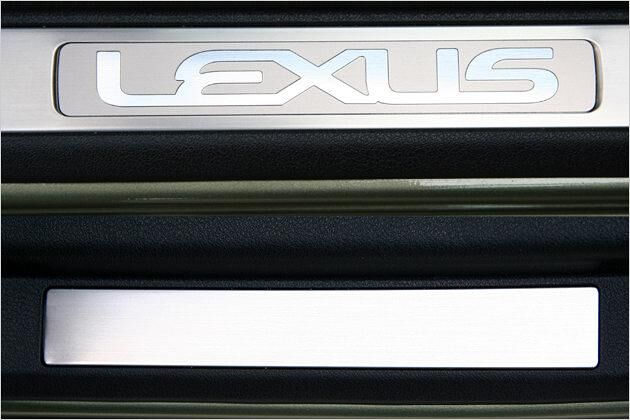 Die vordere Türleiste trägt den Lexus-Schriftzug, hinten ist die Leiste ohne Logo