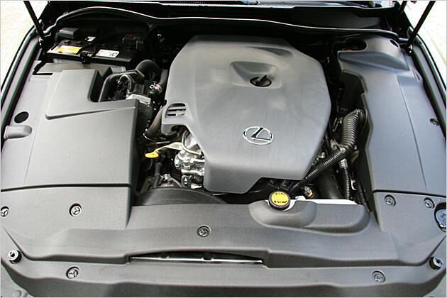 Unter der Motorhaube befindet sich quasi noch eine Motorhaube