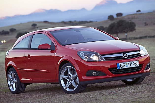 Zum Vergleich der Astra GTC  auch mit Bügelfalte und Chromspange