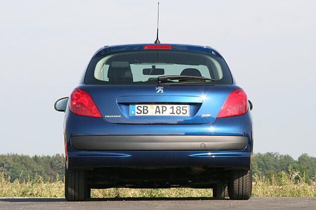 Die Bullaugenoptik des 207-Heckfensters und die ausladenden Hüften mag wohl nicht jeder