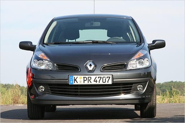 Der Clio trägt den Renault-Rhombus genau zwischen den Scheinwerfern
