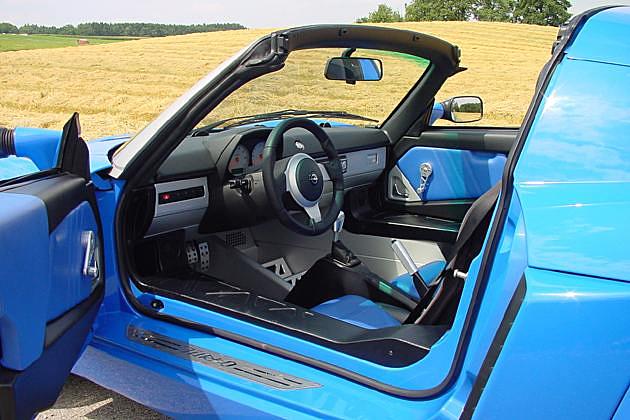Die Sitzposition im Speedster ist extrem niedrig