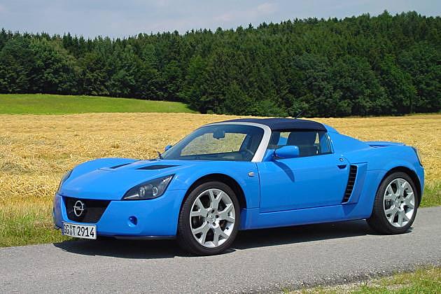Das einfache Stoffverdeck macht den Roadster wetterfest