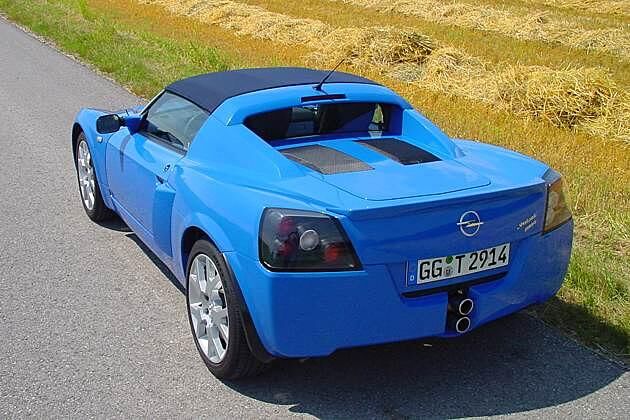 Da liegt er drin, der Motor: 200 Pferde, direkt im Rücken der Insassen