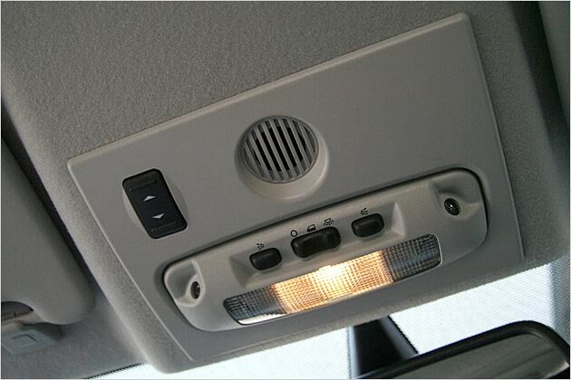 Im Dachhimmel befindet sich der Schalter für das elektrische Glasschiebedach
