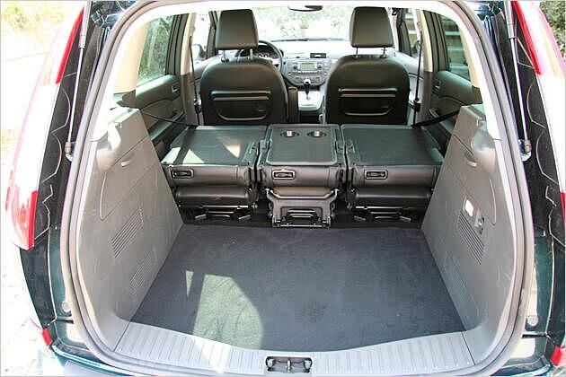 Mit umgeklappter Rückbank passen lehnenhoch 937 Liter in den C-Max-Fond