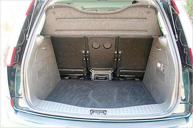 Das große Staufach: Bei installierter Abdeckung passen 460 Liter in den Kofferraum des C-Max