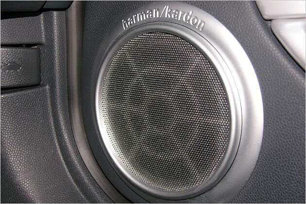 Die Audio-Boxen stammen von Harman/Kardon
