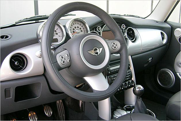 Das Armaturenbrett des Mini: Leder hätte ihm besser gestanden