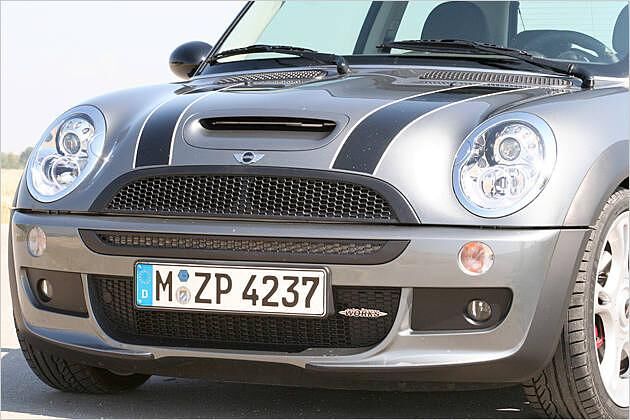 Die Hutze auf der Motorhaube hat nur der Mini Cooper S