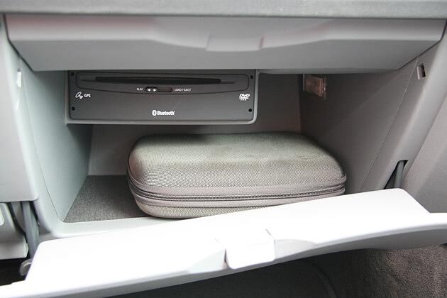 Das DVD-Laufwerk für das Navi ist im Handschuhfach untergebracht