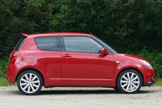 Durch die ansteigende Fensterlinie wirkt der Suzuki sportlich