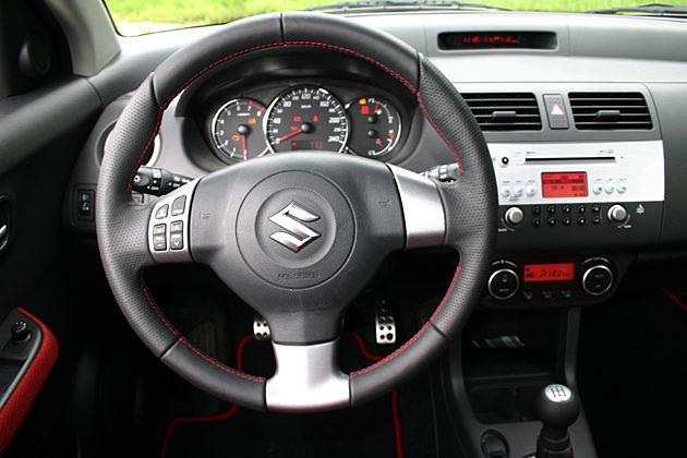 Aus Leder: In ein Sportauto gehört ein Sportlenkrad
