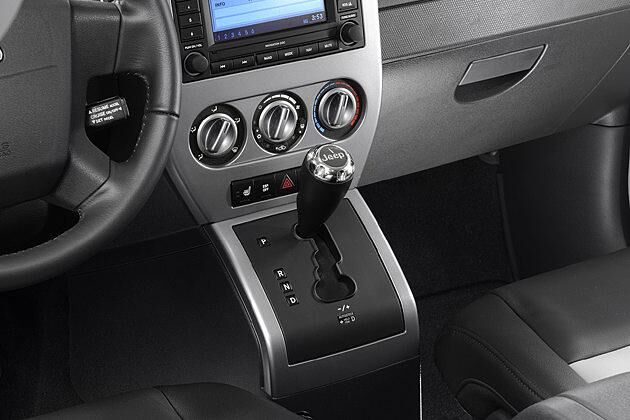 Auch als Selbstschalter: Den Compass 2.4 gibt es alternativ mit CVT-Automatik