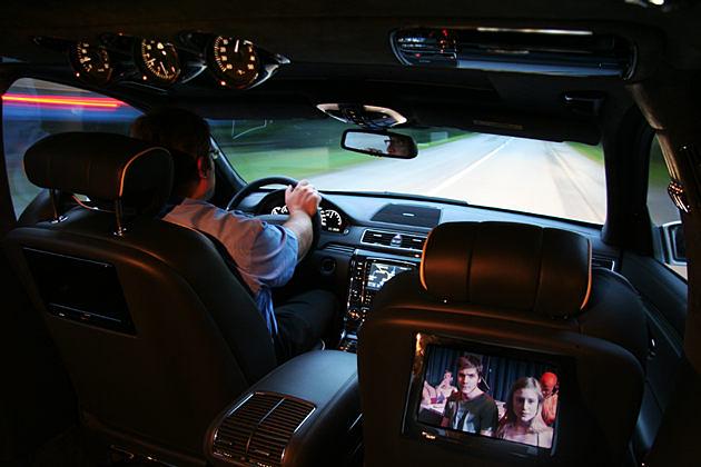 So kann der Fondpassagier Fernsehen schauen ...