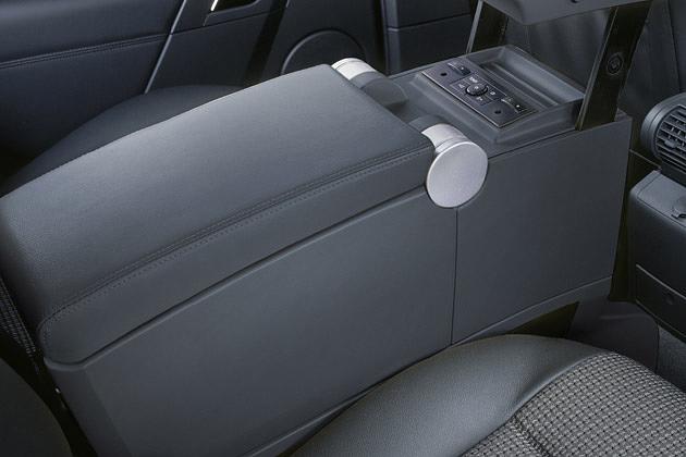 Der aufpreispflichtige Travel Assistant verbirgt unter anderem eine Kühlbox
