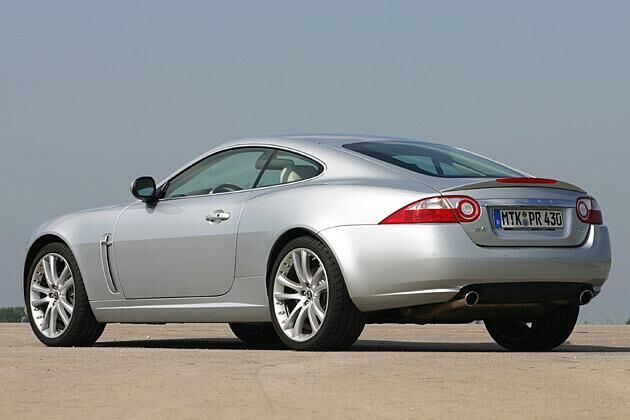Die fließende Dachlinie des Jaguar wirkt besonders elegant