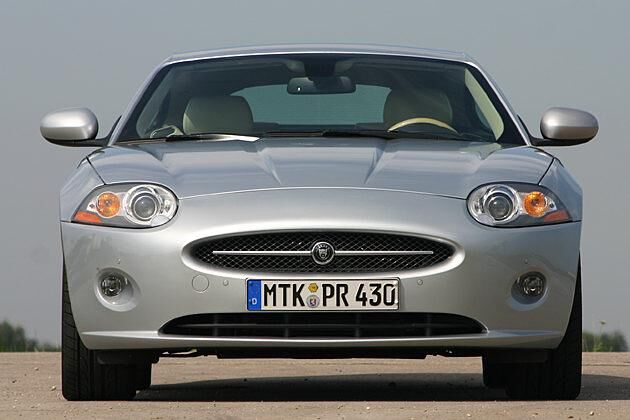 Von vorne sieht das XK Coupé fast schon etwas brav aus