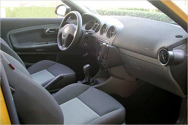 Das Cockpit ist zweckmäßig eingerichtet